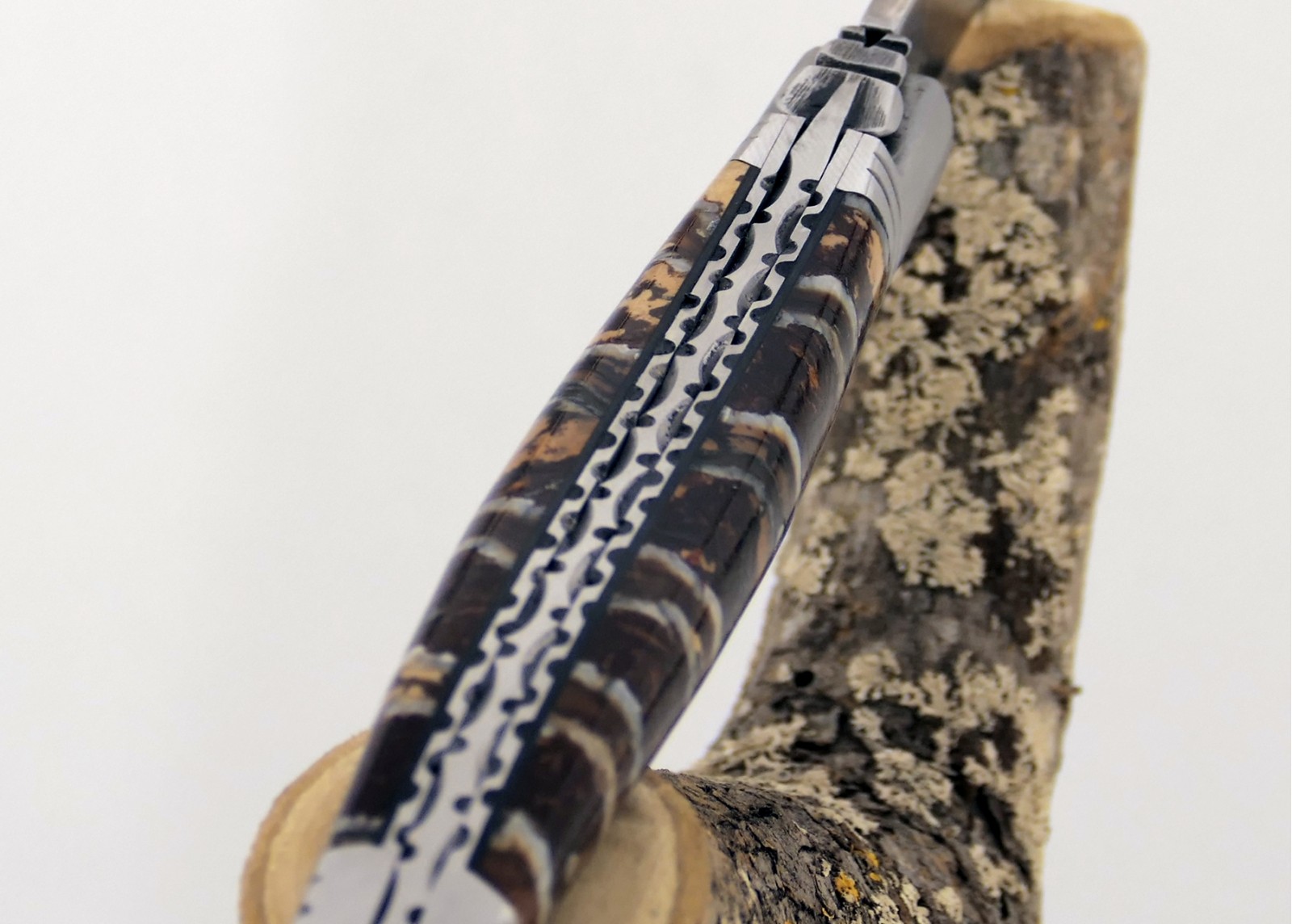 Couteau Laguiole avec un manche en Molaire de Mammouth Fossile