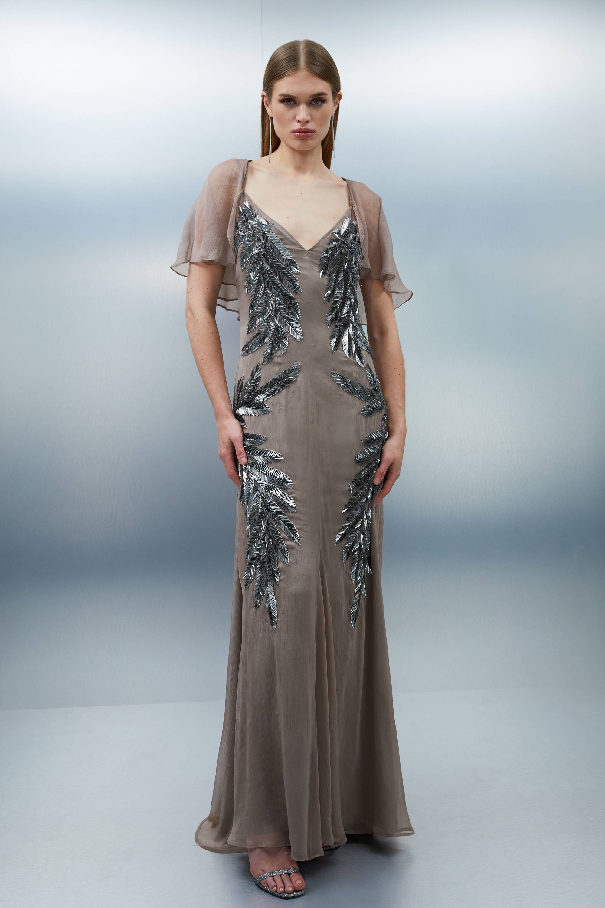 KarenMillen Petite Robe Maxi avec Manches Cape Tissées et Ornée de Plumes