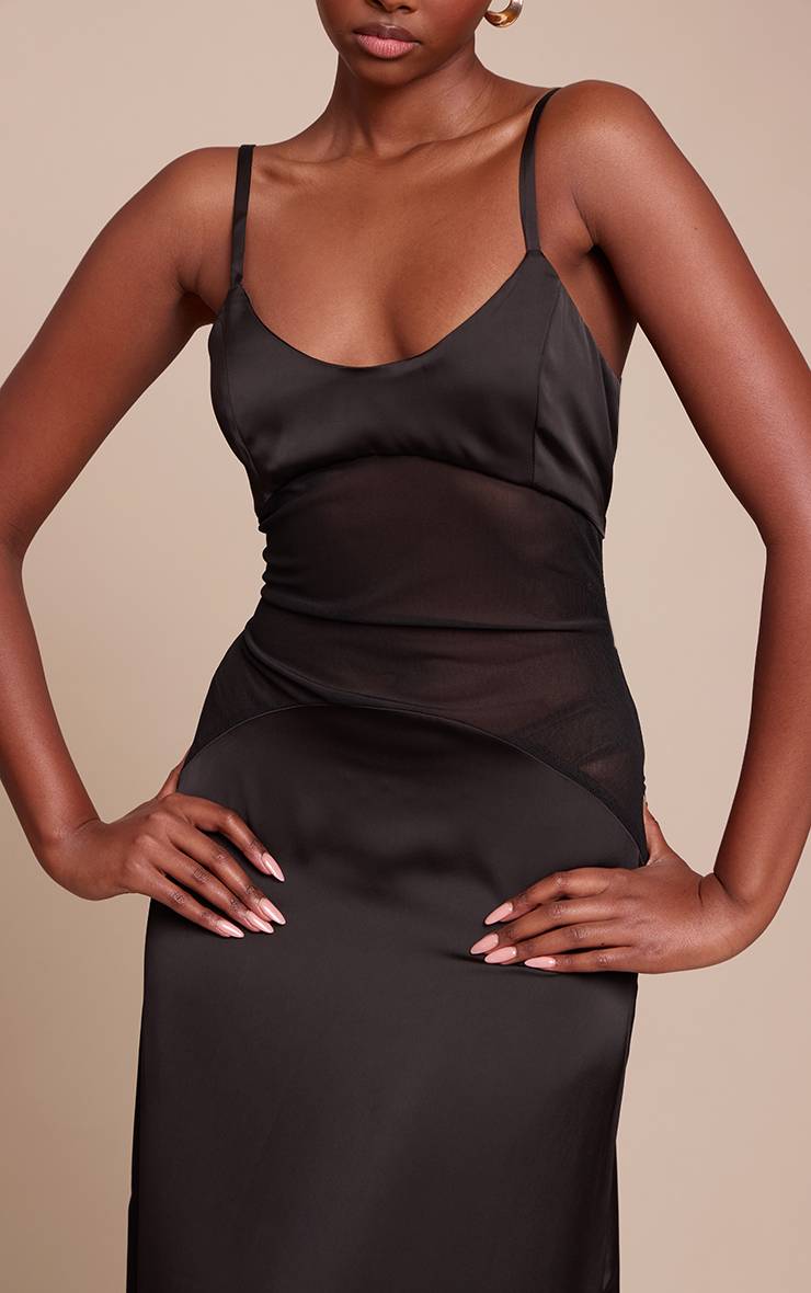 Noir Robe Longue En Satin Prune Profond Avec Encolure Dégagée Et Détails En Mesh