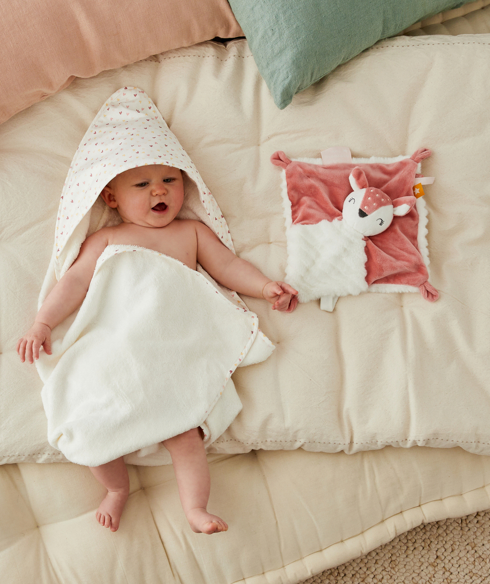 CAPE DE BAIN BÉBÉ BLANCHE ET IMPRIMÉE COEURS EN COTON BIOLOGIQUE