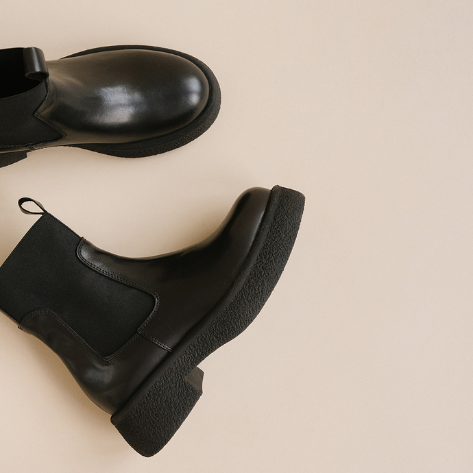 Boots à plateformes, élastiques et bouts...  en cuir noir