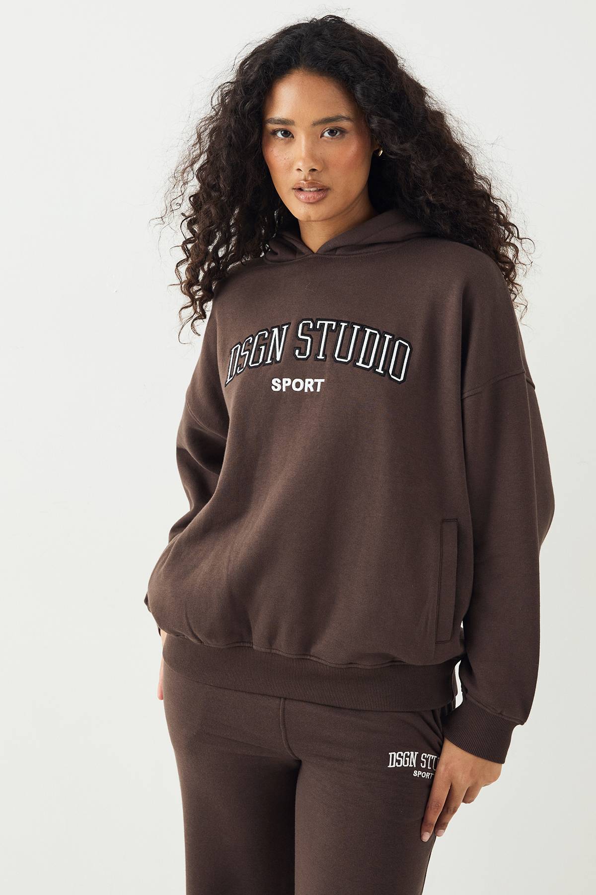 Sweat à Casynthétiqueche Oversize DSGN Studio avec Appliqué Universitaire