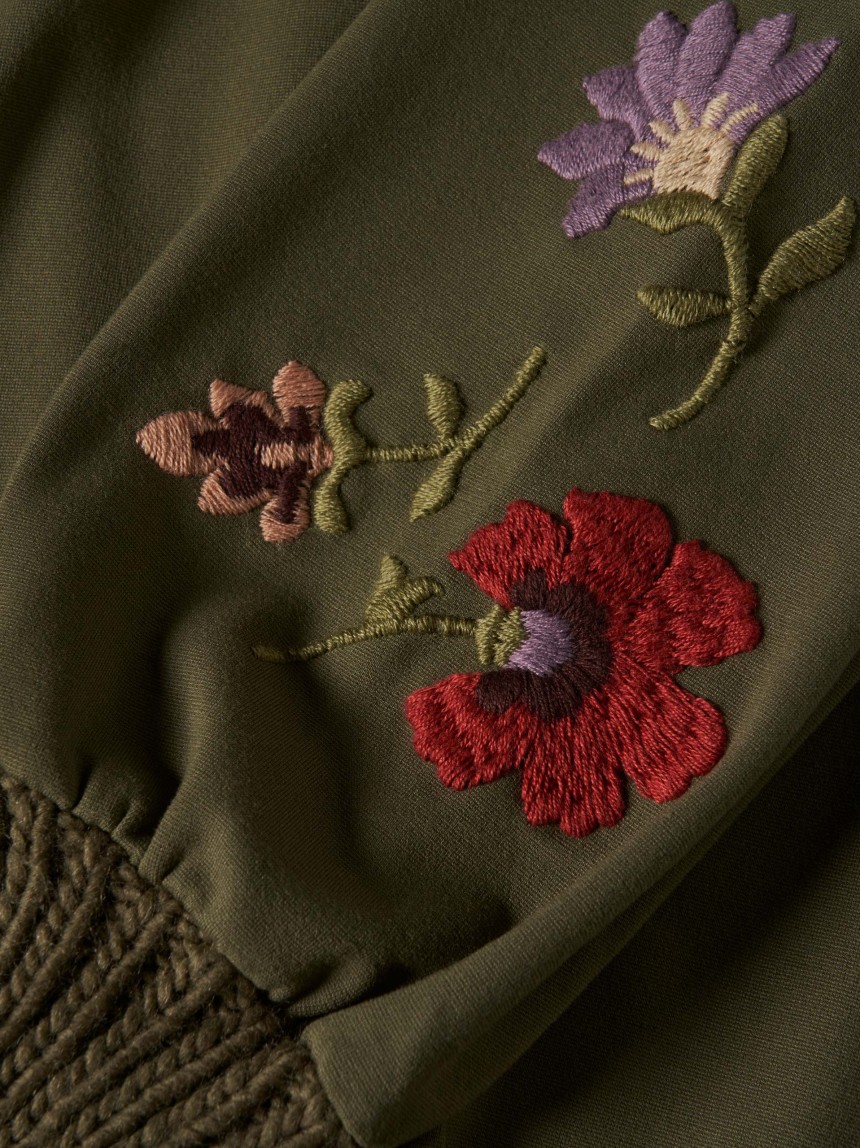 Vestido de malha com bordado