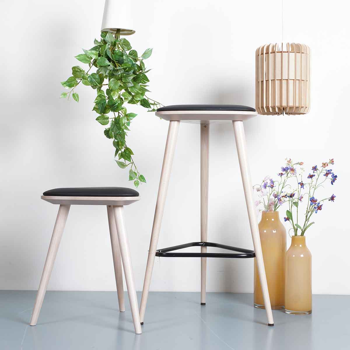 Houten krukje Finn whitewash met zitkussen - 49 cm