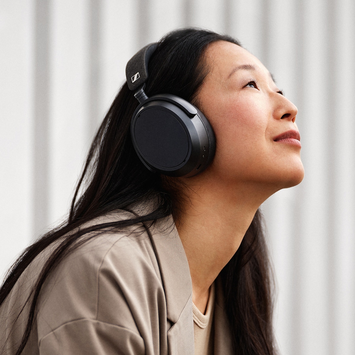 Sennheiser Momentum 4 trådløse around-ear hodetelefoner (sort)