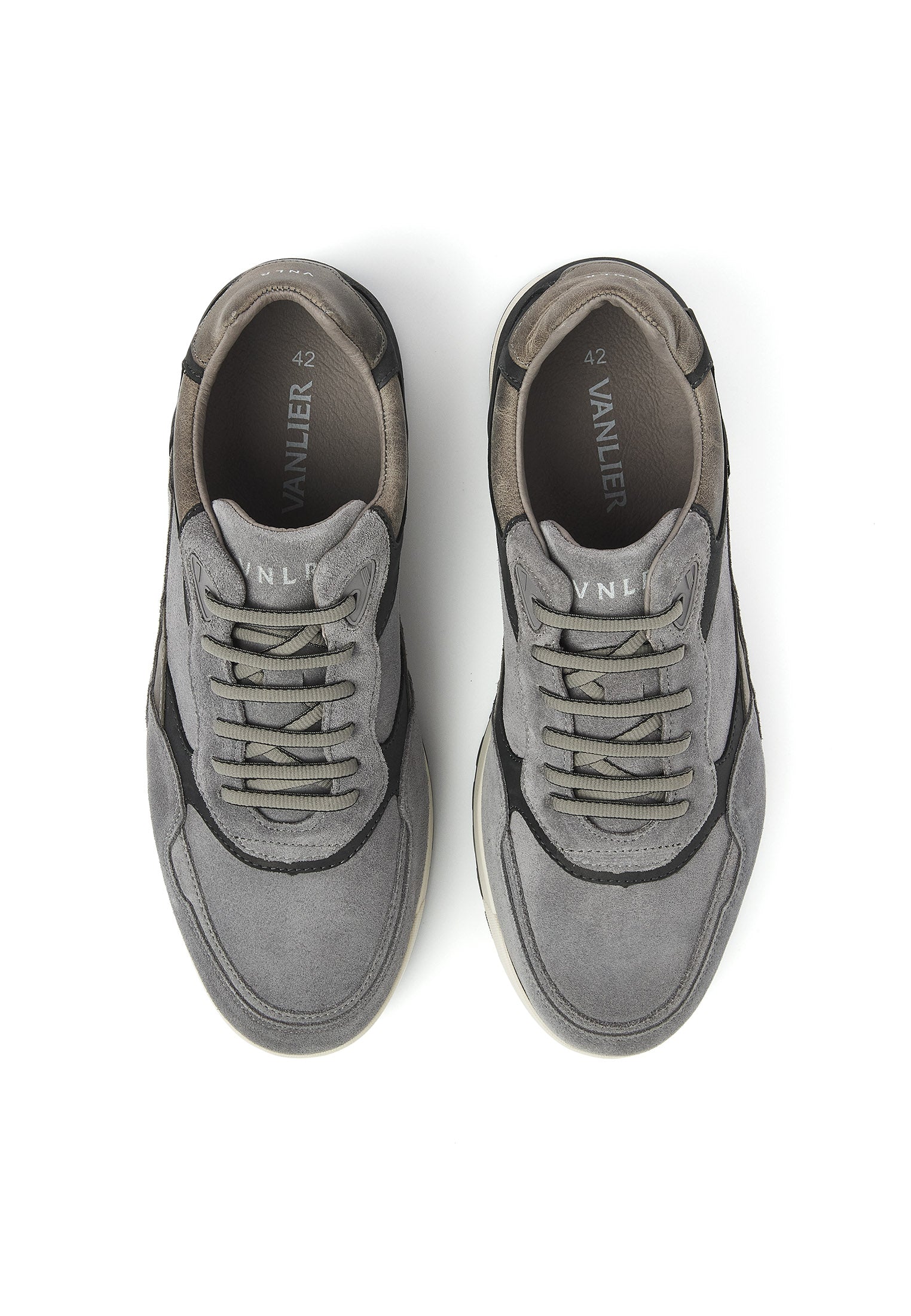 De nieuwe Ravello sneaker is de perfecte mix van modern design en ultiem comfort. Deze Ravello is uitgevoerd in hoogwaardig Italiaans suède. Dit soepele materiaal heeft een unieke en veelzijdige uitstraling. Het subtiele kleurcontrast, gecombineerd m