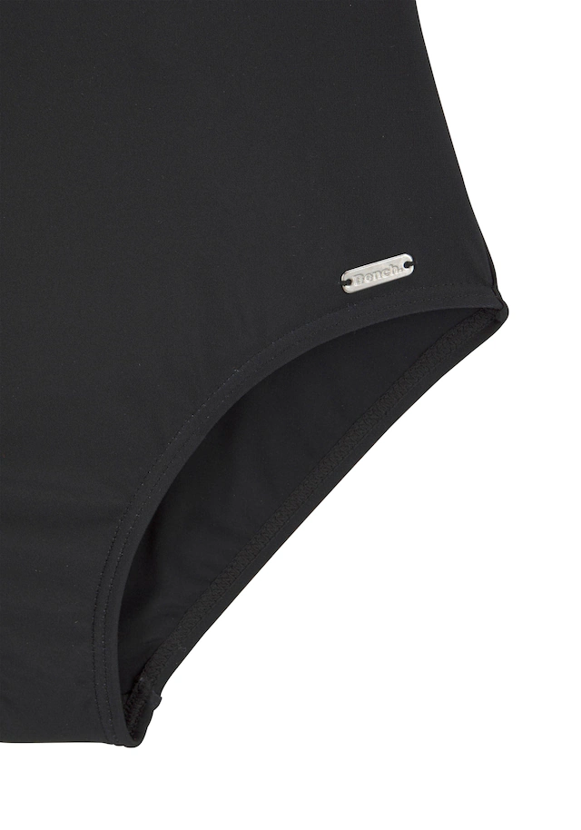 Bench. Badeanzug mit platziertem Druck