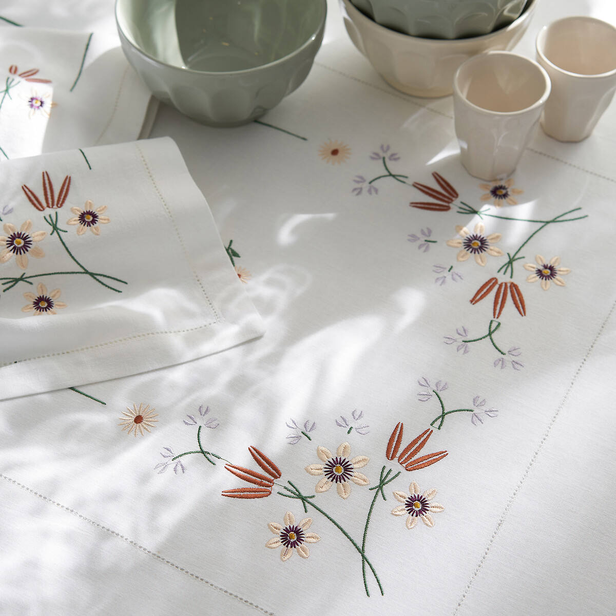 LA REDOUTE INTERIEURS<br>Toalha de mesa bordada em algodão/linho, Martha