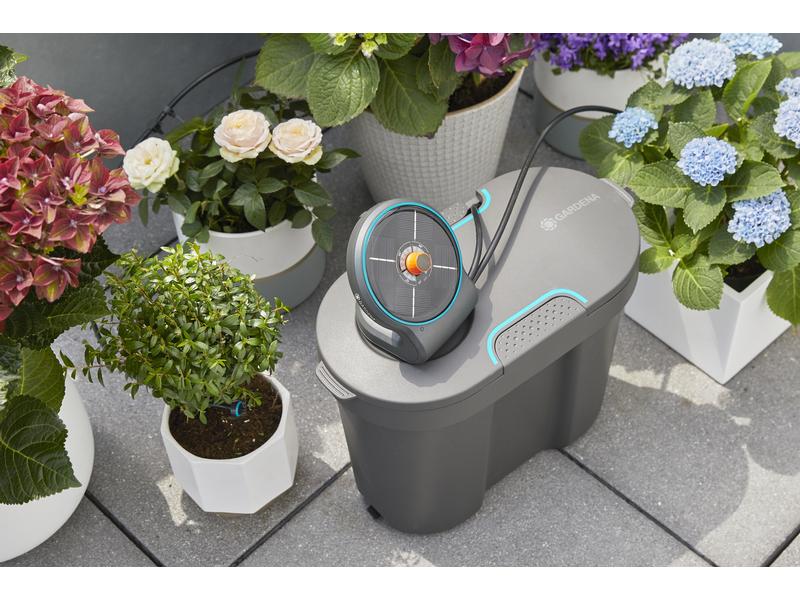 GARDENA Bewässerungs-Set AquaBloom mit Wasserbehälter Solarbetriebenes Bewässerungsset für Balkon und Terrasse