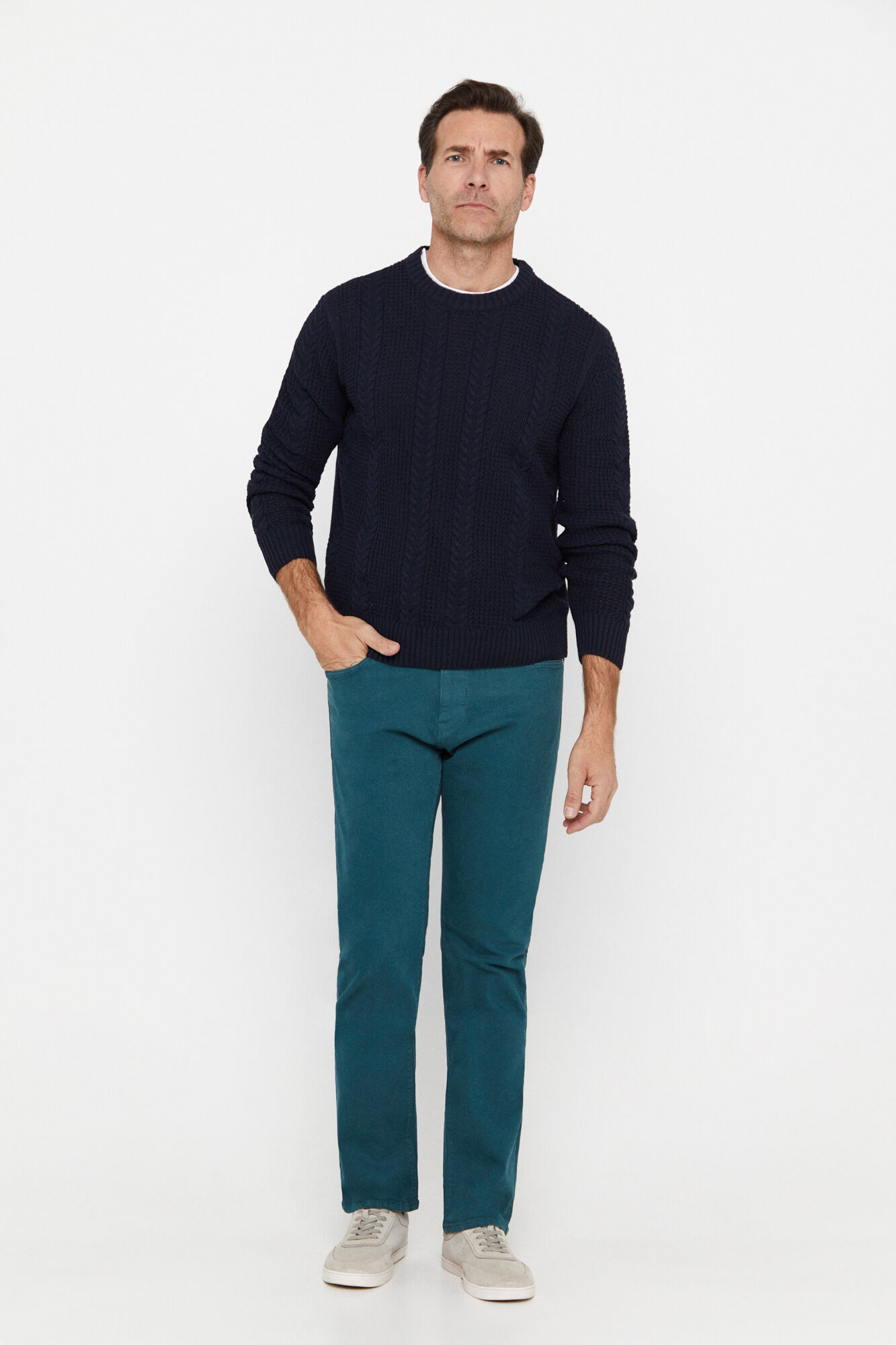 Calça de corte regular e dinâmico na cor azul.