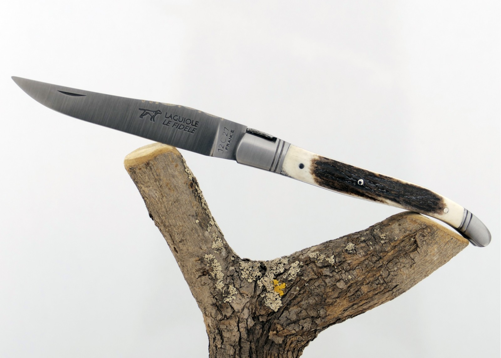 Couteau Laguiole avec un manche en bois de cerf et 2 mitres en acier inoxydable