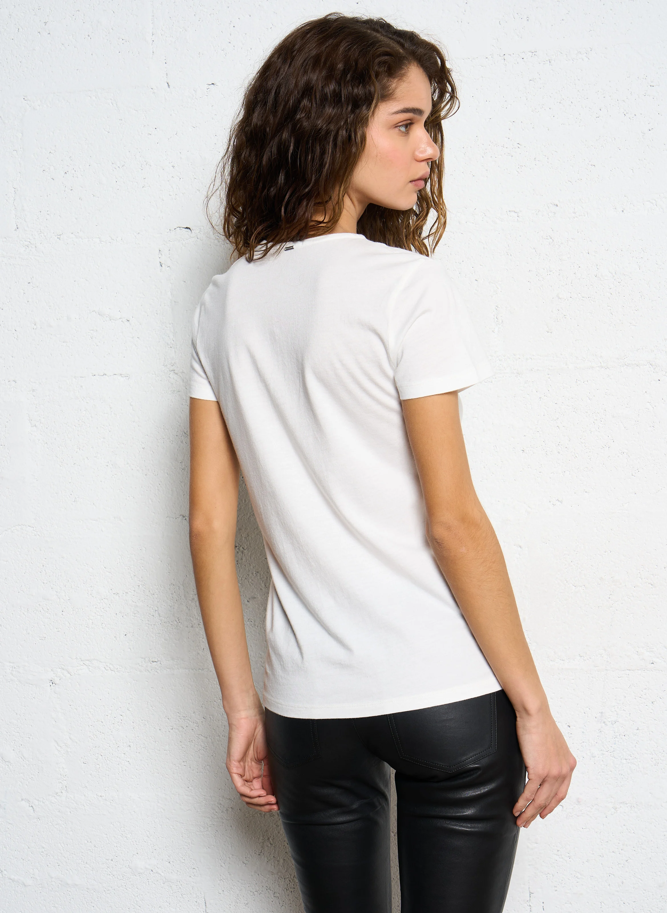 Tee-shirt col V à studs en coton mélangé | Blanc