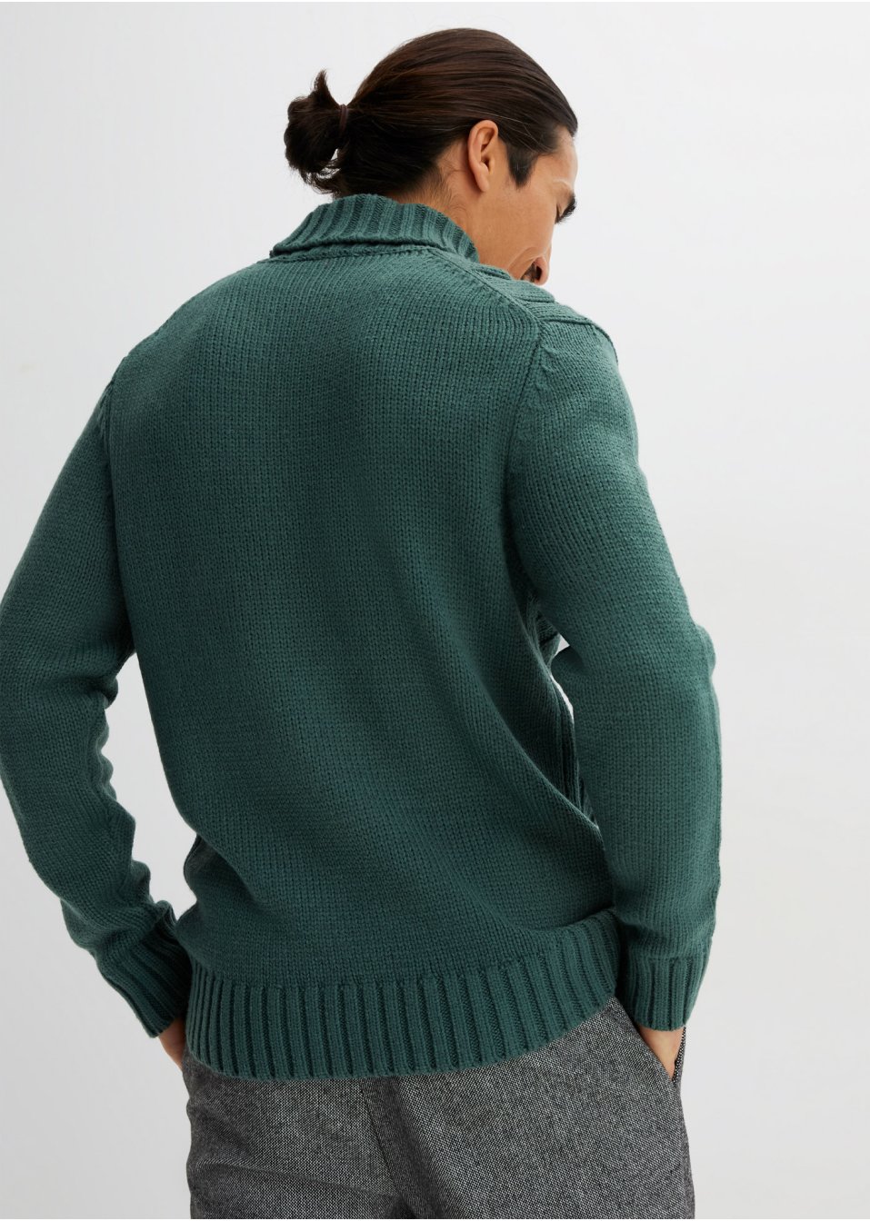 Pull col roulé à motif torsadé
