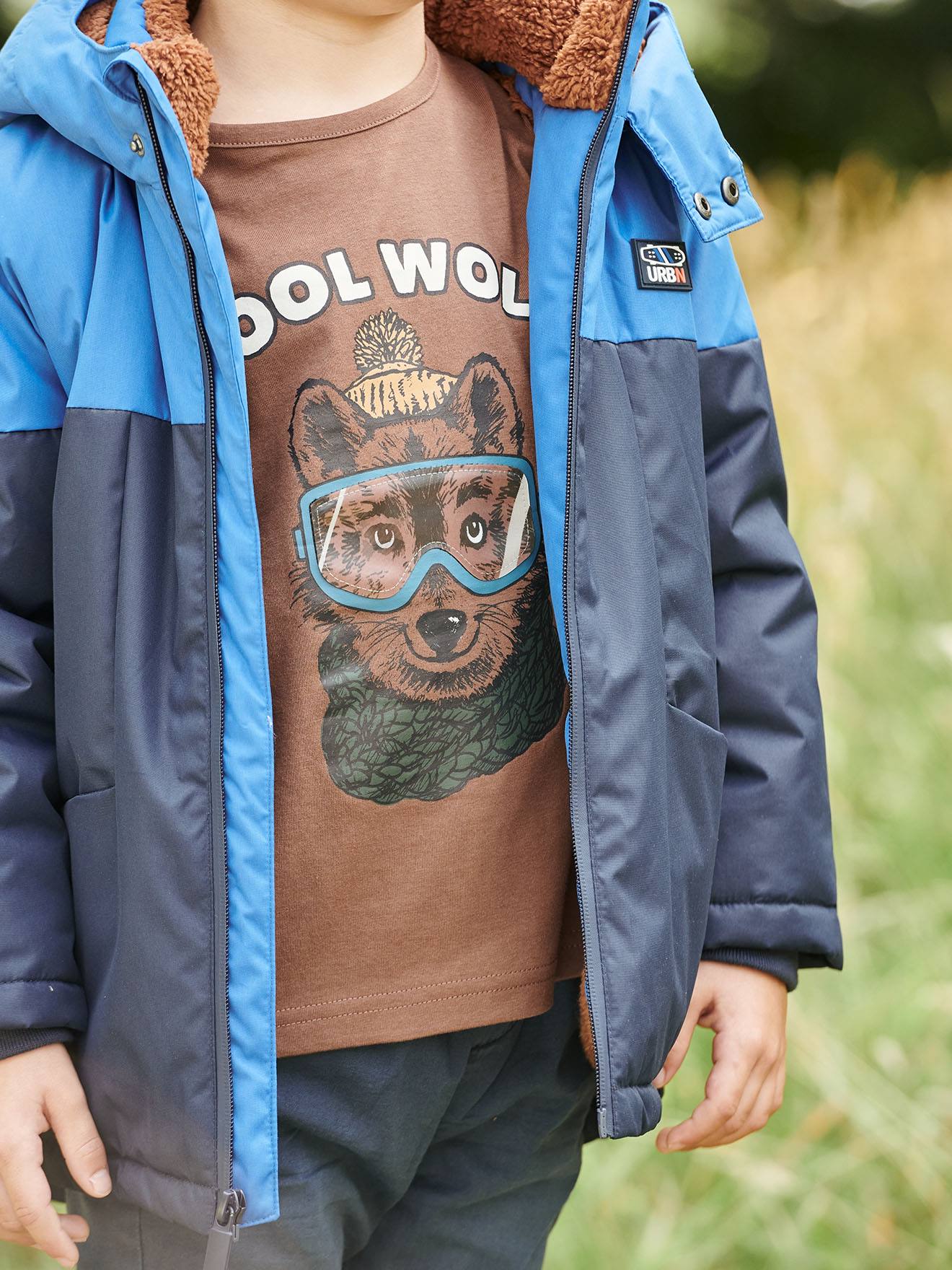 Camiseta infantil masculina com estampa divertida, marrom médio lisa com desenhos.