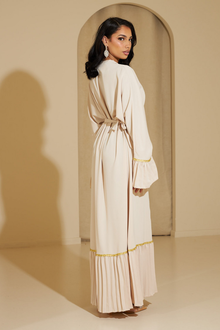 Abaya beige fluide à dorures et plissées