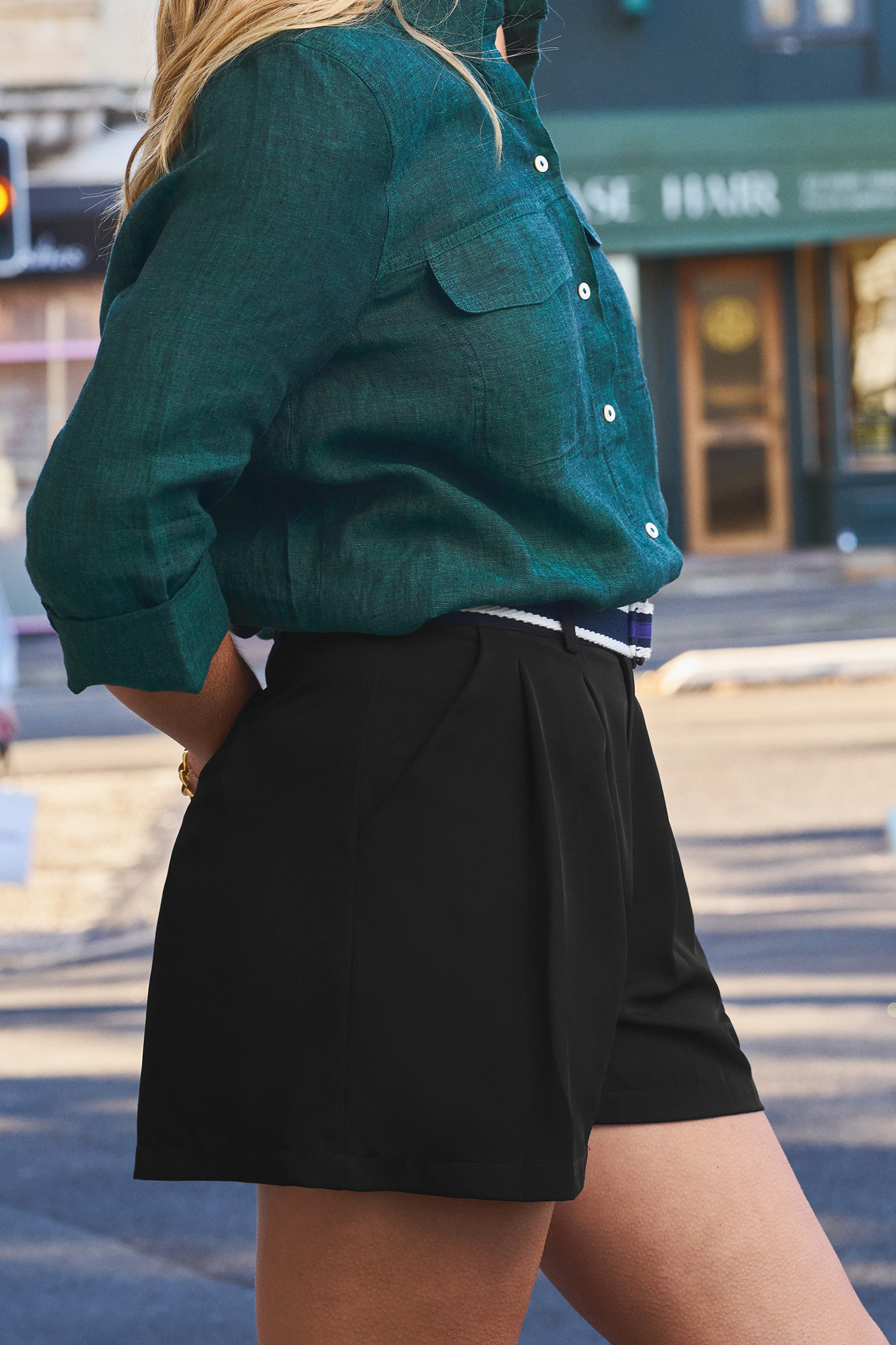 Short taille haute à braguette zippée avec bouton noir