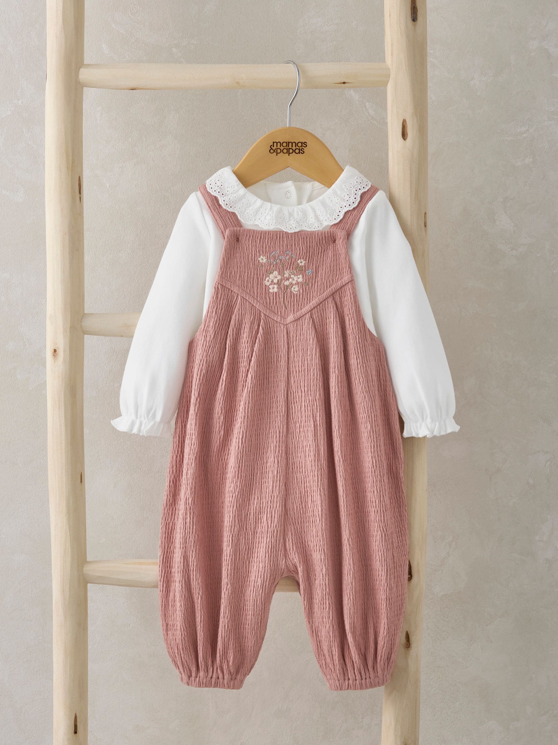 Roze - Mamas & Papas roze 100% katoen gekreukte bretelbroek en bodysuit set