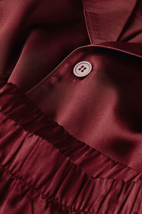 Pijama longo de seda com detalhes.