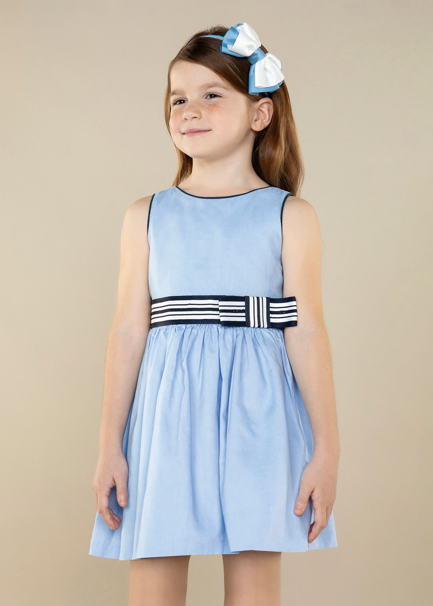 Vestido oxford sem mangas para meninas