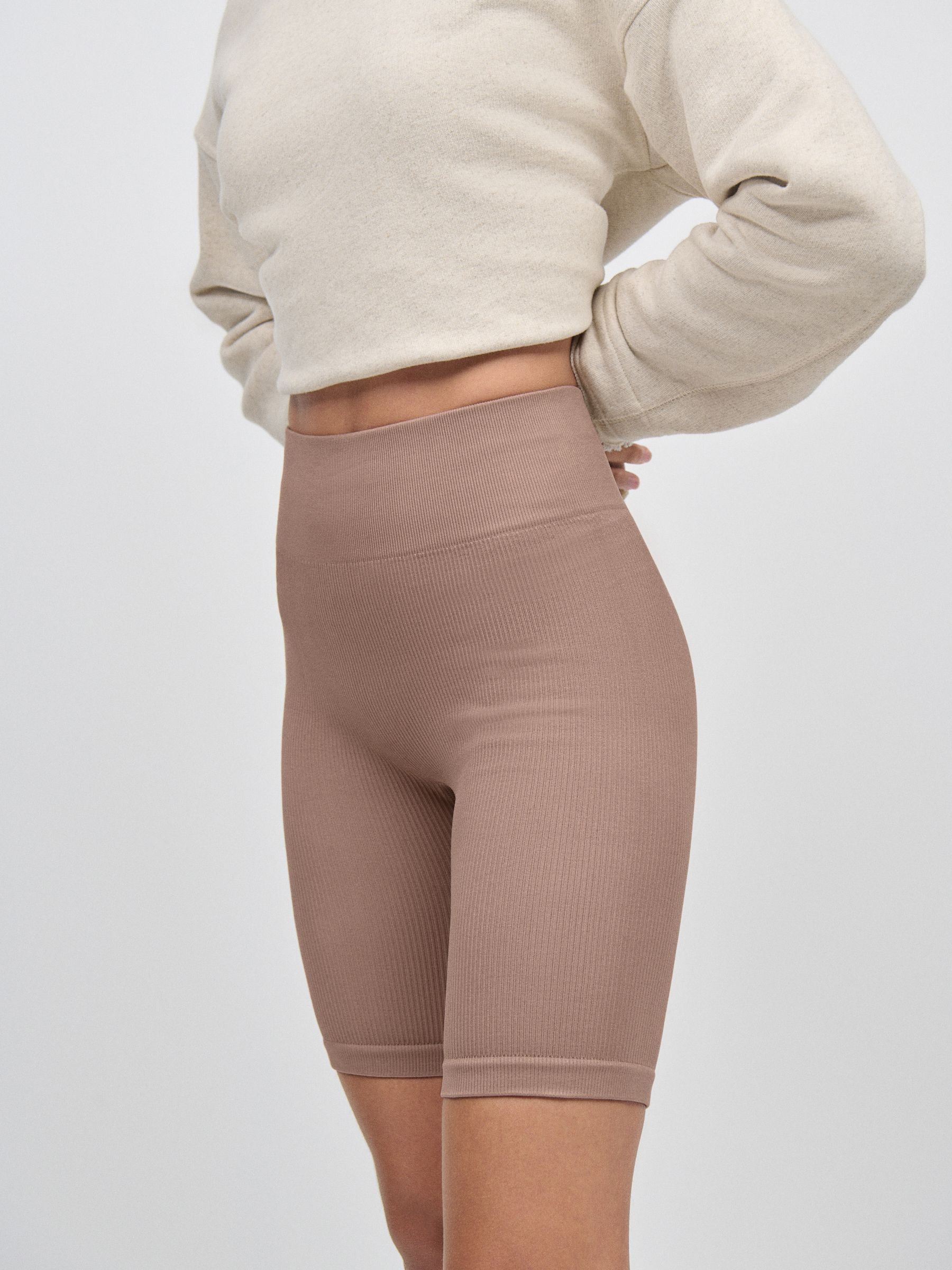 Neutraal - Geribbelde fietsshort met hoge taille