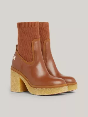 Botas de cano alto com sola de crepe de couro