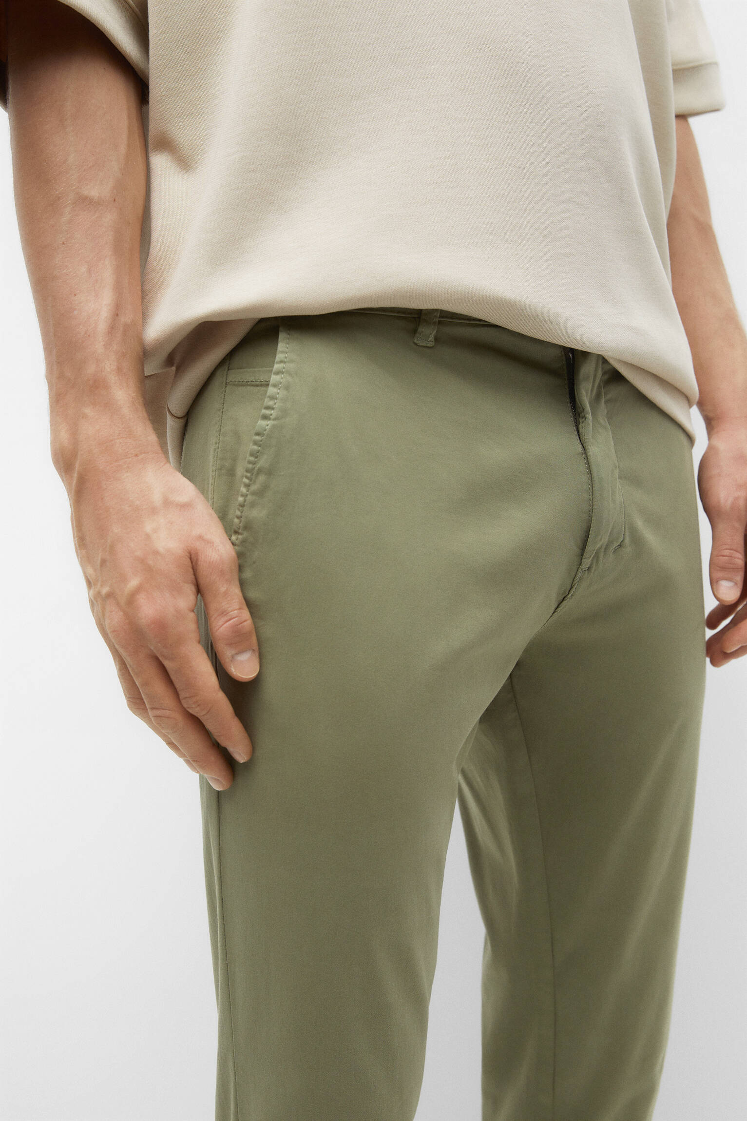 CALÇA CHINO BÁSICA - CÁQUI CLARO