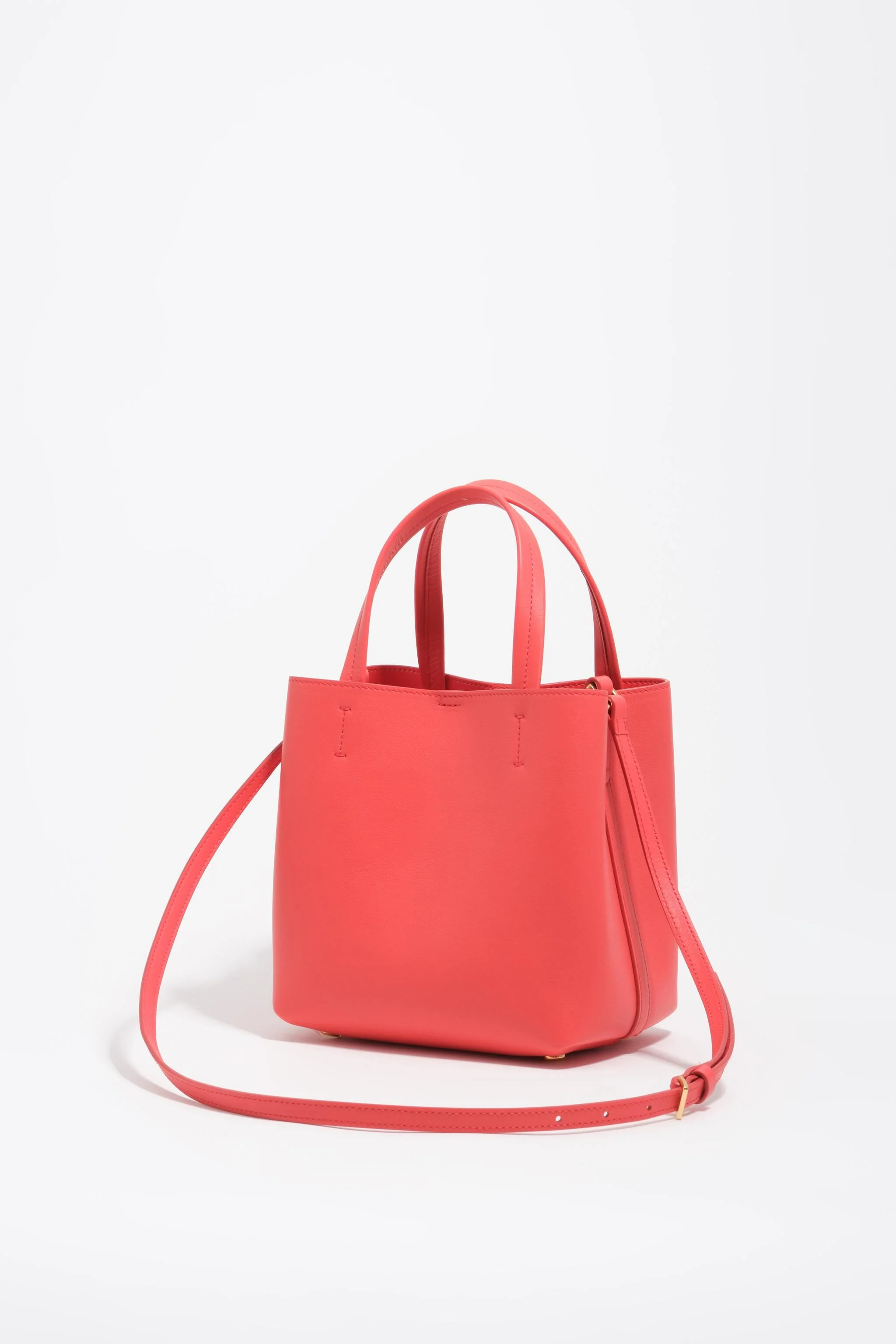 Bolsa pequena de couro vermelho intenso com estampa de Chihuahua.