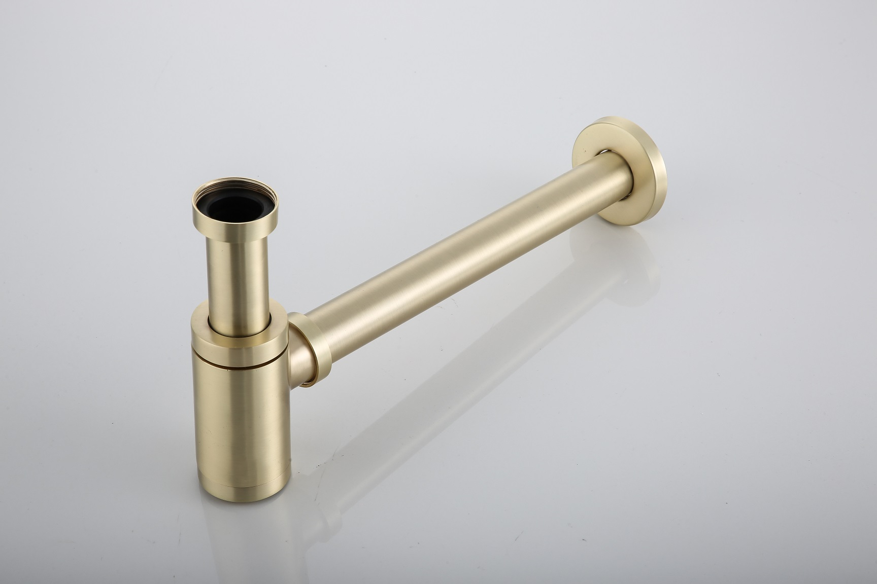 Saniclear Baru fonteinset met eiken plank, zwart-witte terrazzo waskom en gouden kraan voor in het toilet
