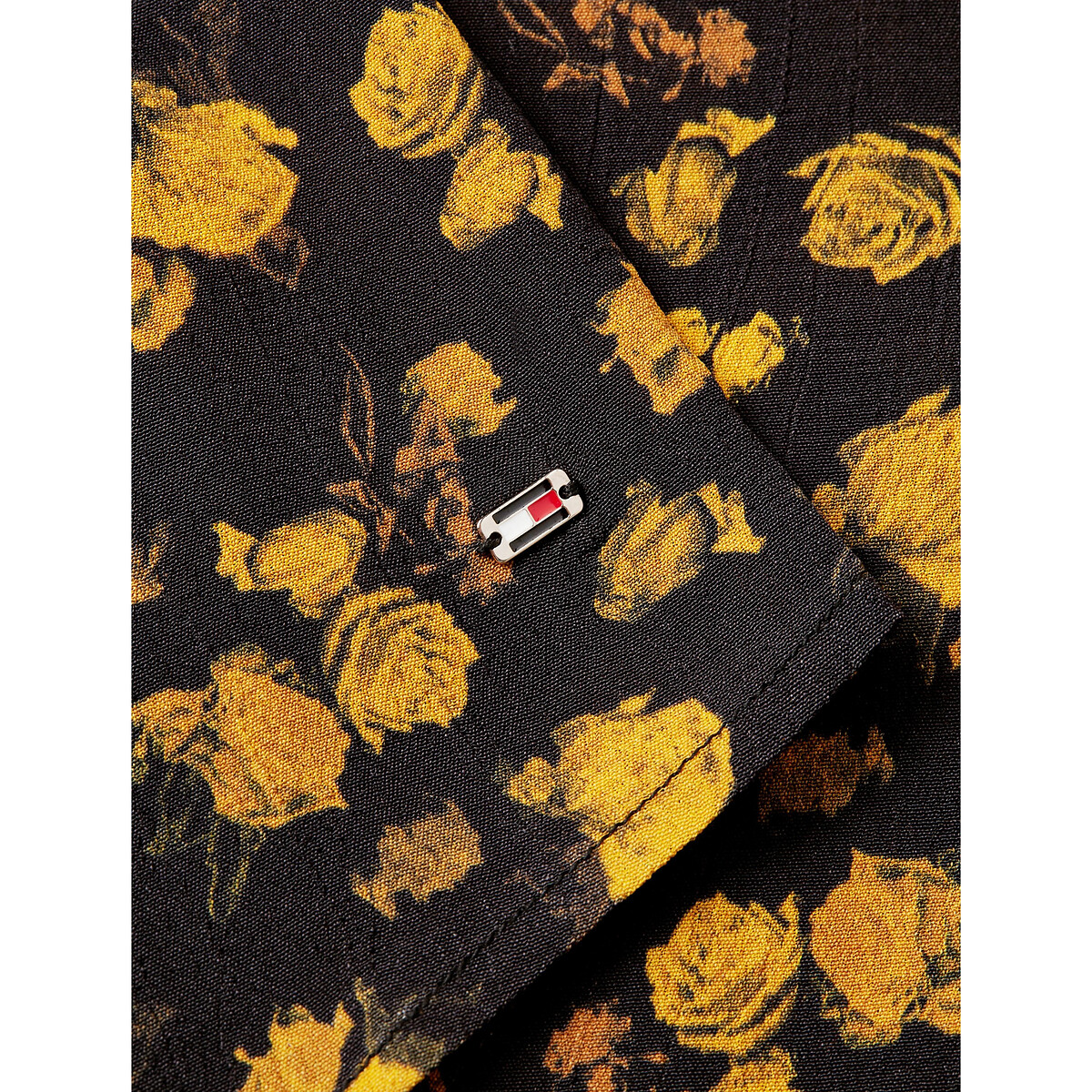 TOMMY HILFIGER<br>Blusa com estampa floral, decote em V e mangas compridas