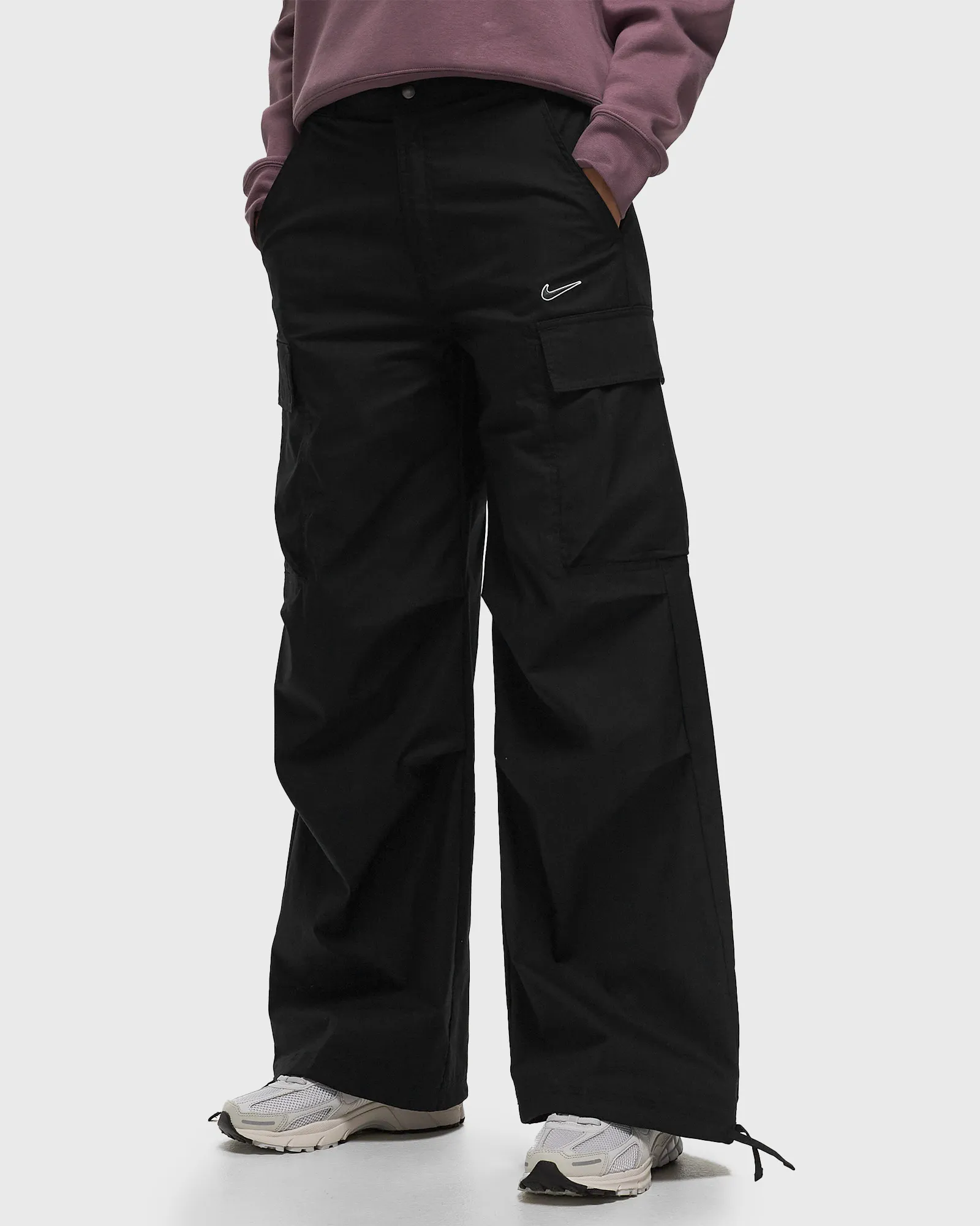 Calças Nike Sportswear de cintura alta e modelagem solta em tecido plano.