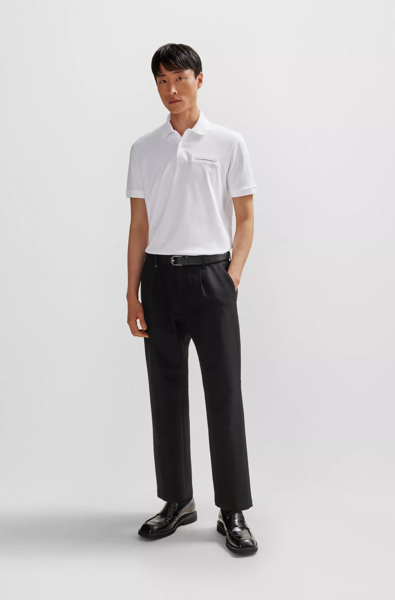Camisa polo BOSS preta em mistura de algodão com tecnologia de gerenciamento de umidade.