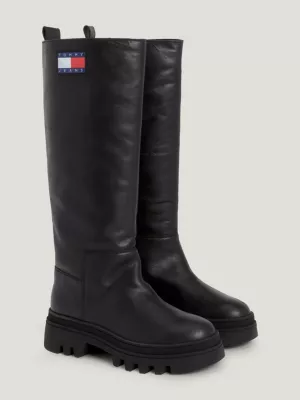 Botas de cano alto com travas robustas