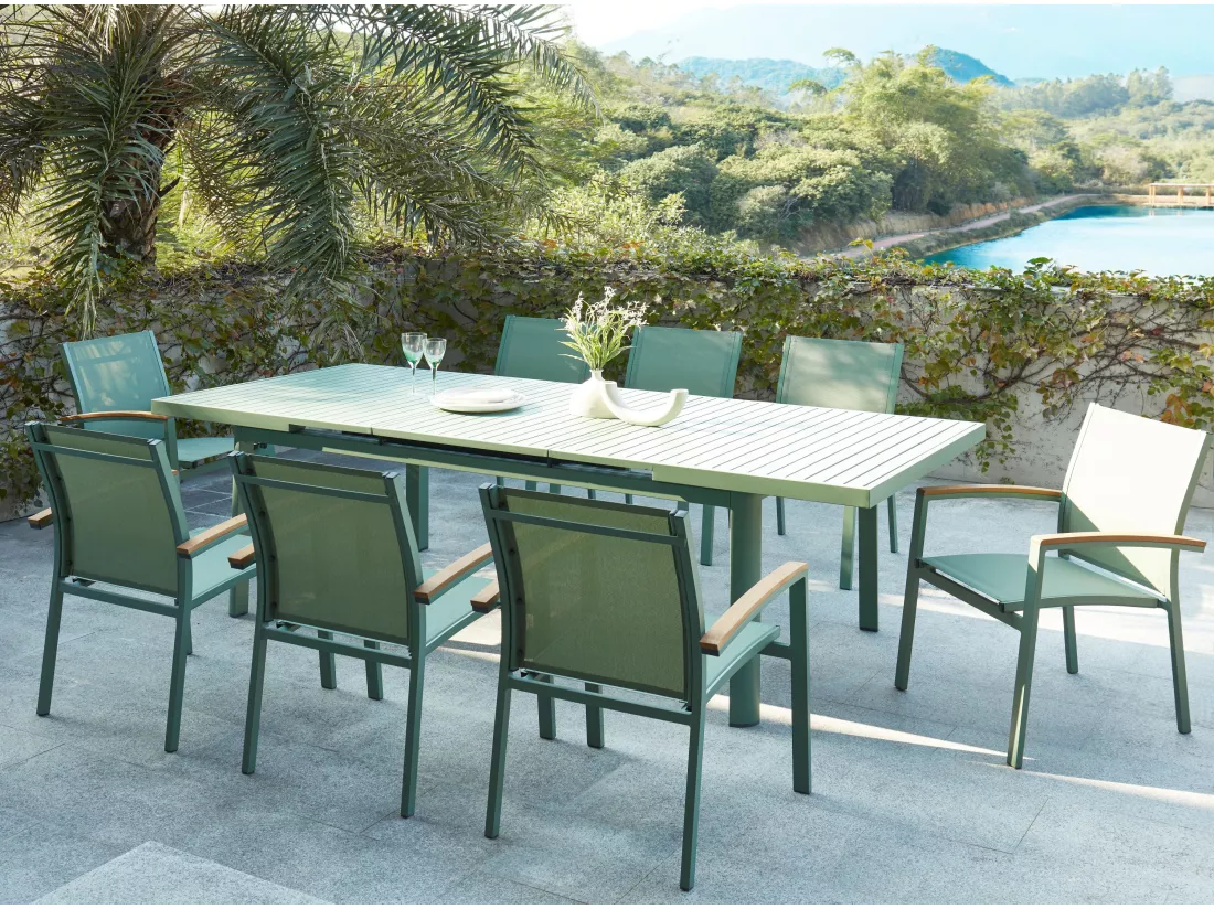 Salle à manger de jardin en aluminium : une table extensible L.180/240cm et 8 fauteuils empilables avec accoudoirs acacia - Vert amande - NAURU de MYLIA