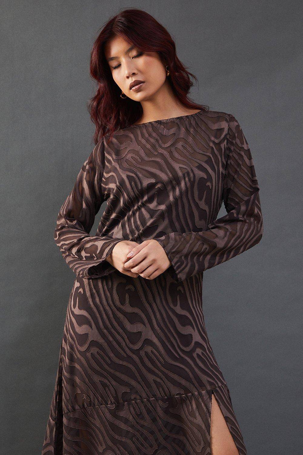 Warehouse Robe Maxi Colonne en Mousseline Dévorée à Manches Longues Petite Taille