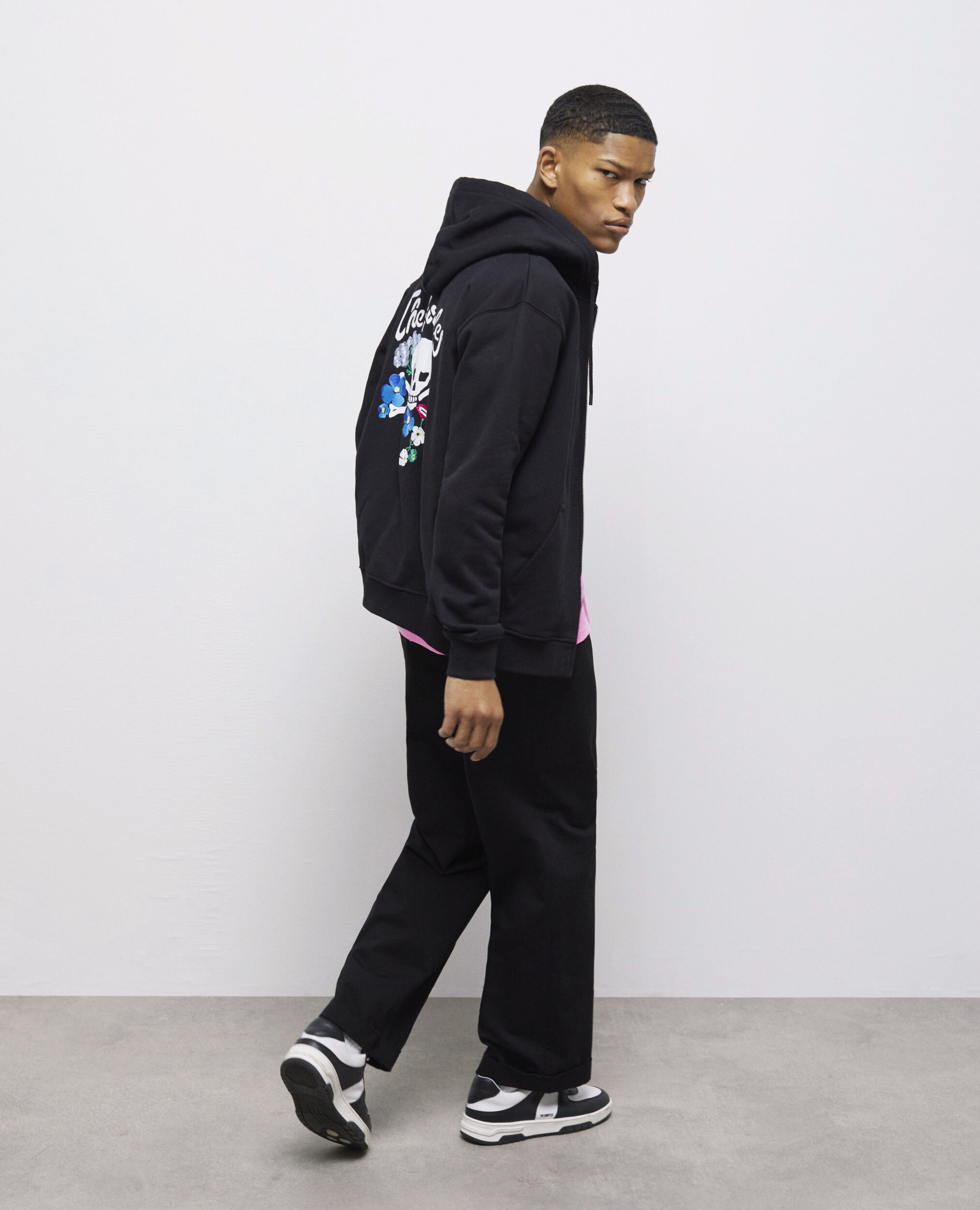 Sweatshirt à capuche noir zippé avec broderies