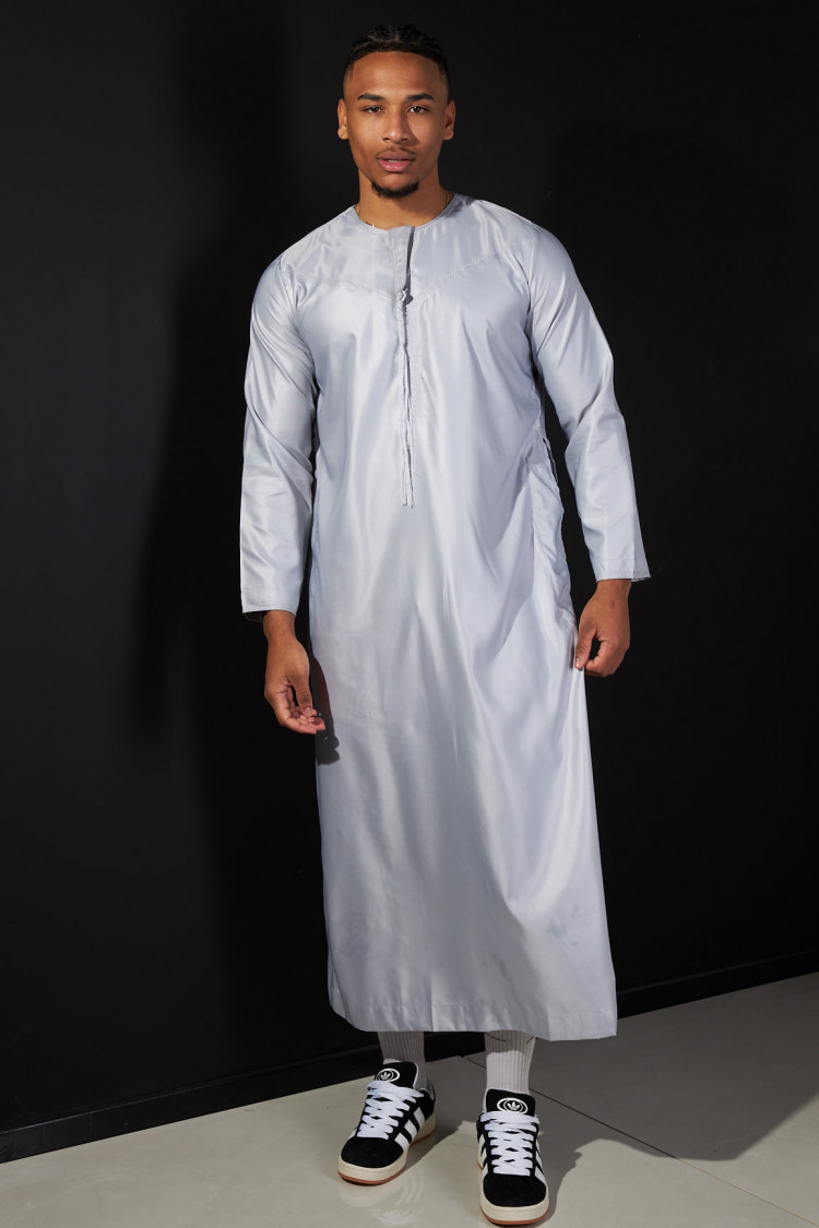 Qamis satiné gris à pompoms