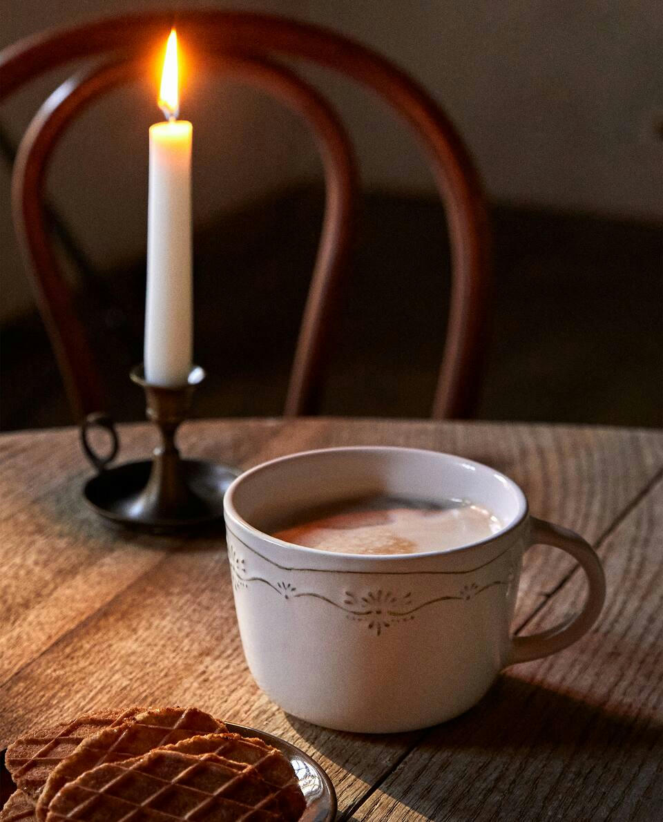 Caneca de café da manhã em cerâmica com desenho natalino em relevo