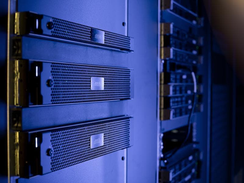 Axis Netzwerkrekorder S1216 RACK 8 TB, 16 Kanal Sofort einsatzbereiter Aufzeichnungsserver mit 16 Lizenzen für AXIS Camera Station VMS