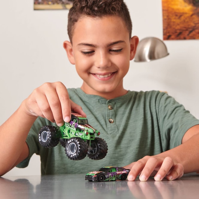 Monster Jam - Monstertruck und Rennauto - 1 Stück