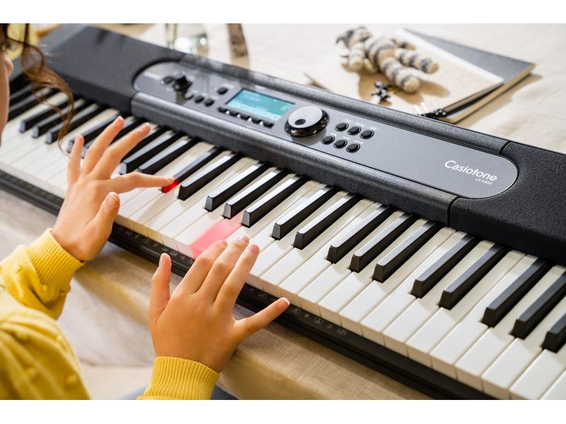 Casio Keyboard LK-S450 Ist einfach, macht Spass und ist immer an Ihrer Seite.
