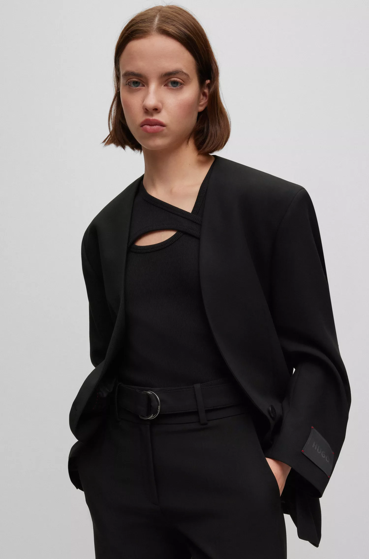 Jaqueta HUGO vermelha, modelagem oversized e fechamento com um botão.