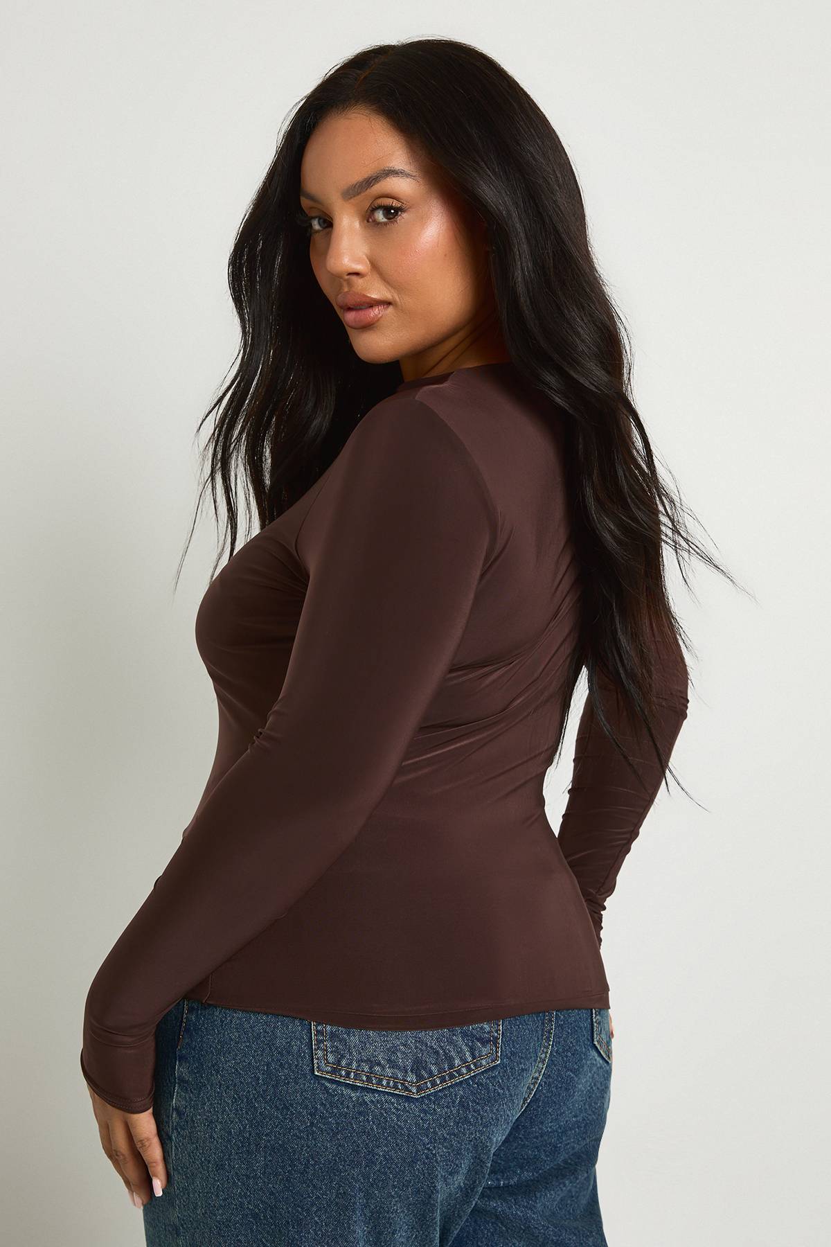 boohoo Plus t-shirt à manches longues en slinky à double couche