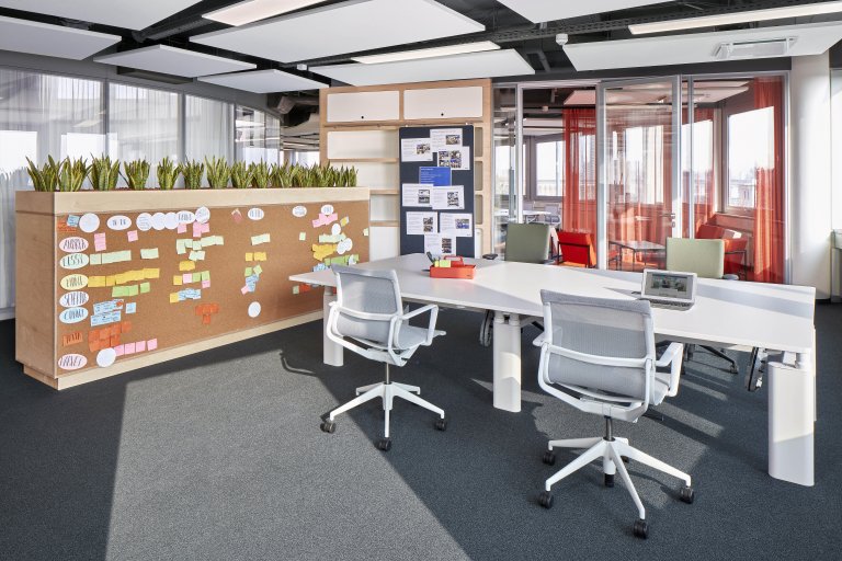Vitra Physix bureaustoel soft grey onderstel trioknit brick