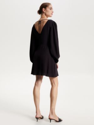 Vestido curto com decote em V, modelagem acinturada e evasê