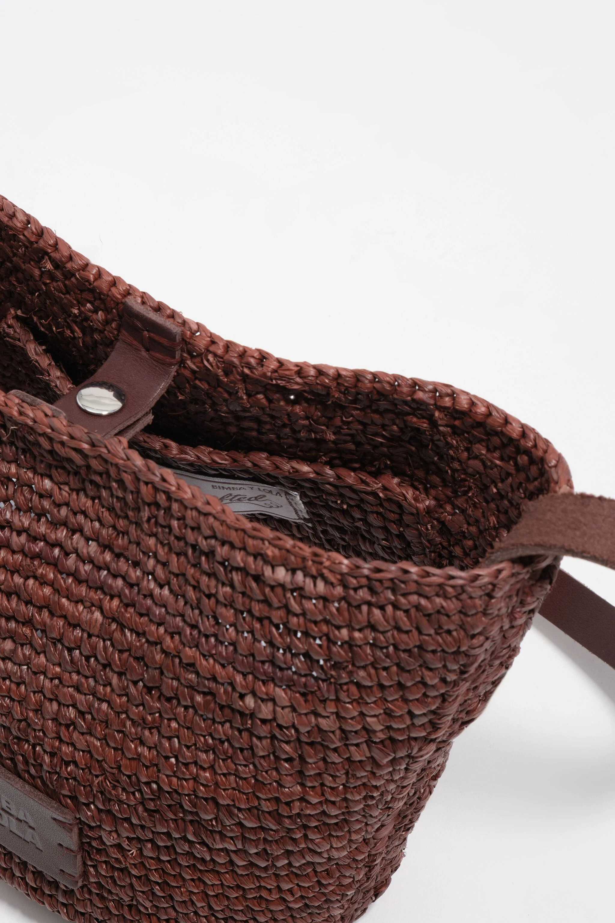 Pequena bolsa trançada de ráfia cor de noz