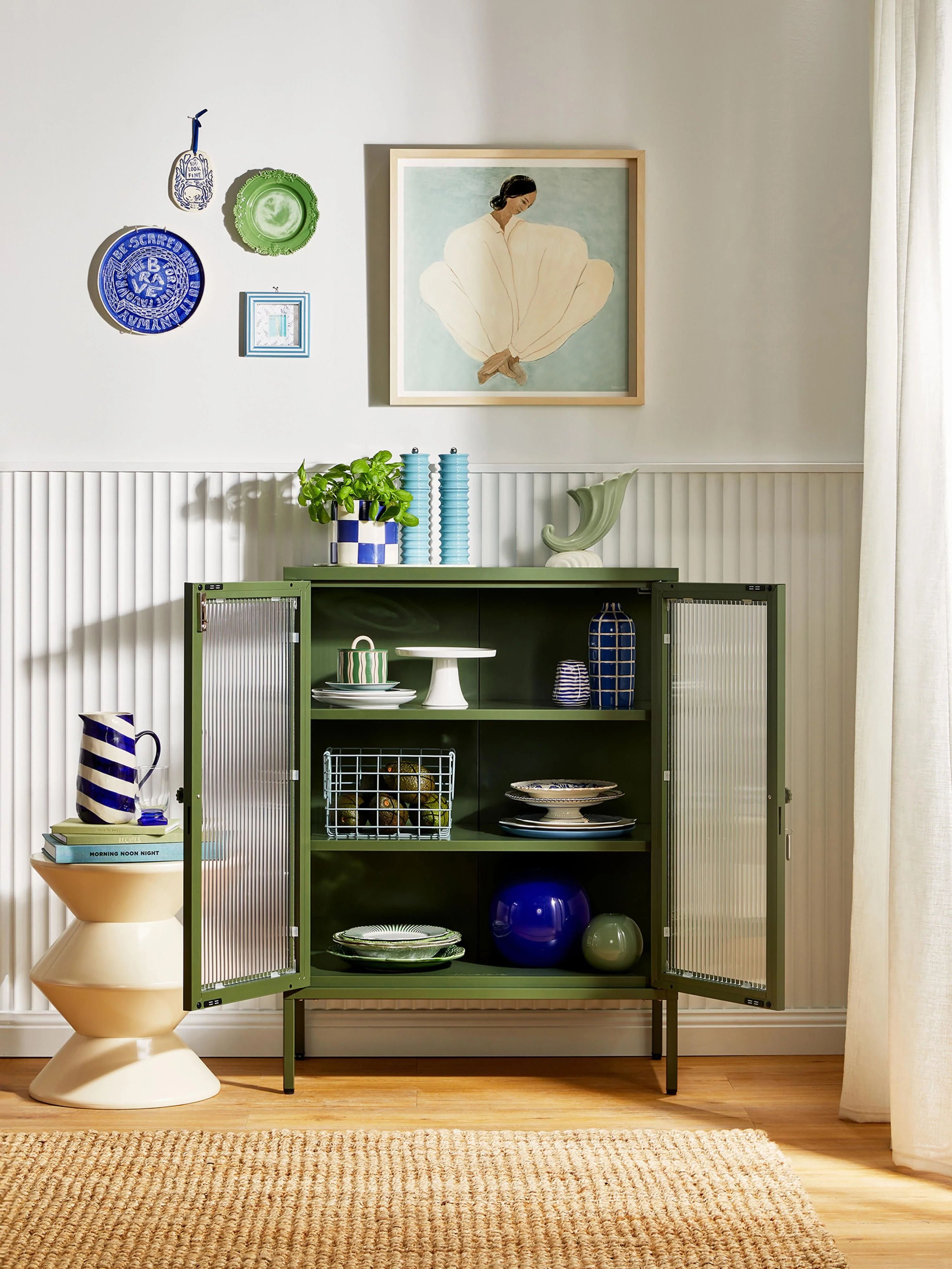 Metalen vitrinekast The Mixer met geribbeld glas
