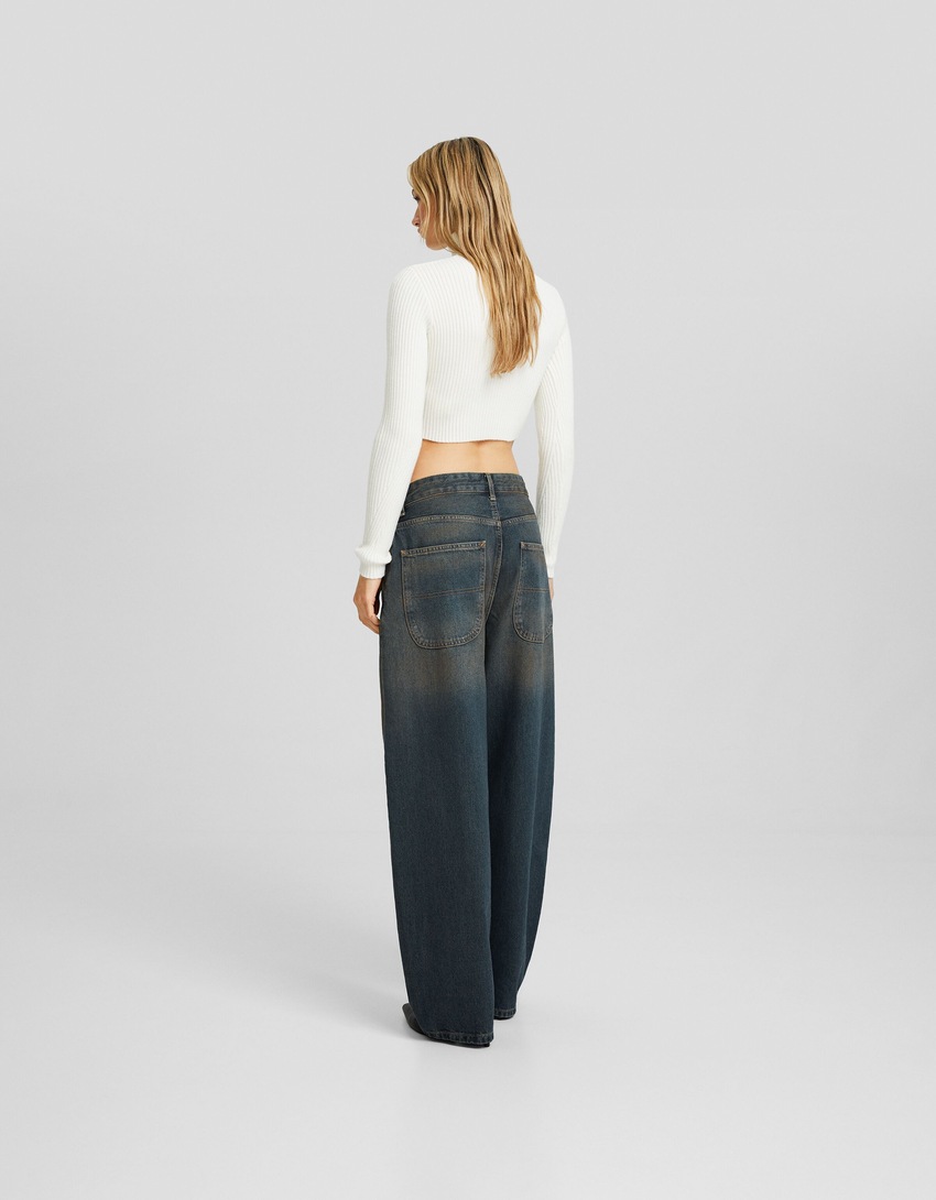 calça jeans estilo skater com efeito desbotado