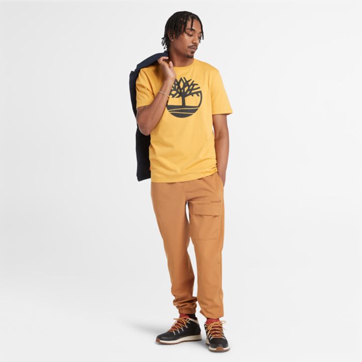 Camiseta masculina amarela com o logotipo da árvore do rio Kennebec.