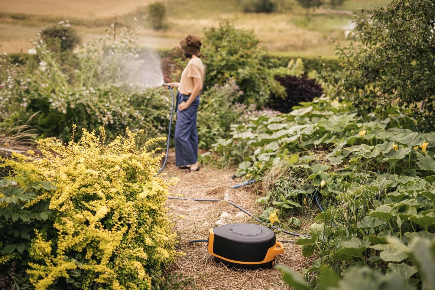 Fiskars Waterwheel XL, All-Inclusive-Bewässerungs-Set, 25 m Gesamtreichweite, Autom. Einziehen, Gartenschlauch in Universalgröße (Ø 13 mm), Universal-Hahnverbinder, Schwarz/Orange, X-Series, 1067549