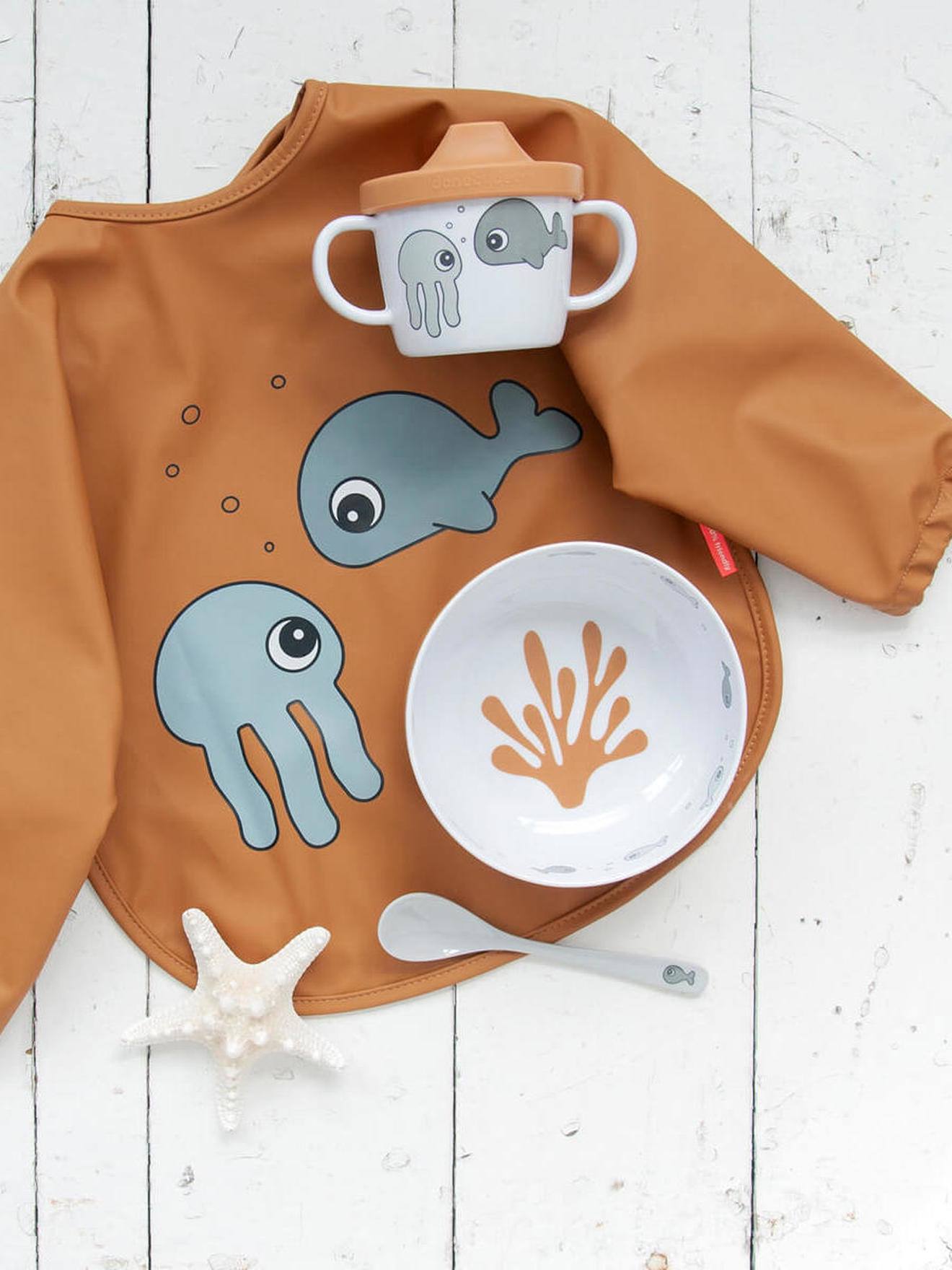 Babador de manga comprida Sea Friends da marca DONE BY DEER, azul claro, liso com estampas.